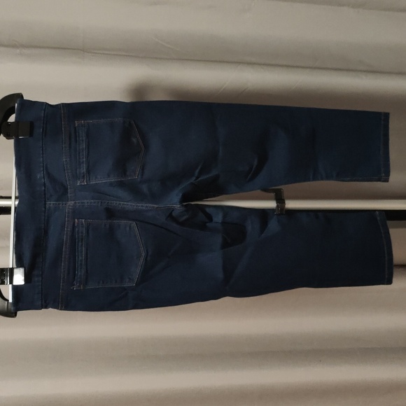 Stretchy capris - Picture 7 of 9